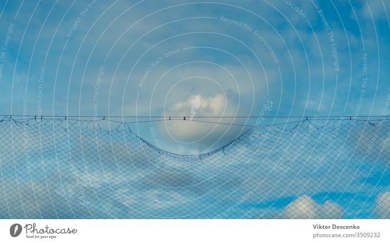 Wolke am blauen Himmel nahe der Gitterbarriere Hintergrund Design abstrakt Silhouette Borte Muster Sport Fußball Textur Natur Konstruktion Sicherheit