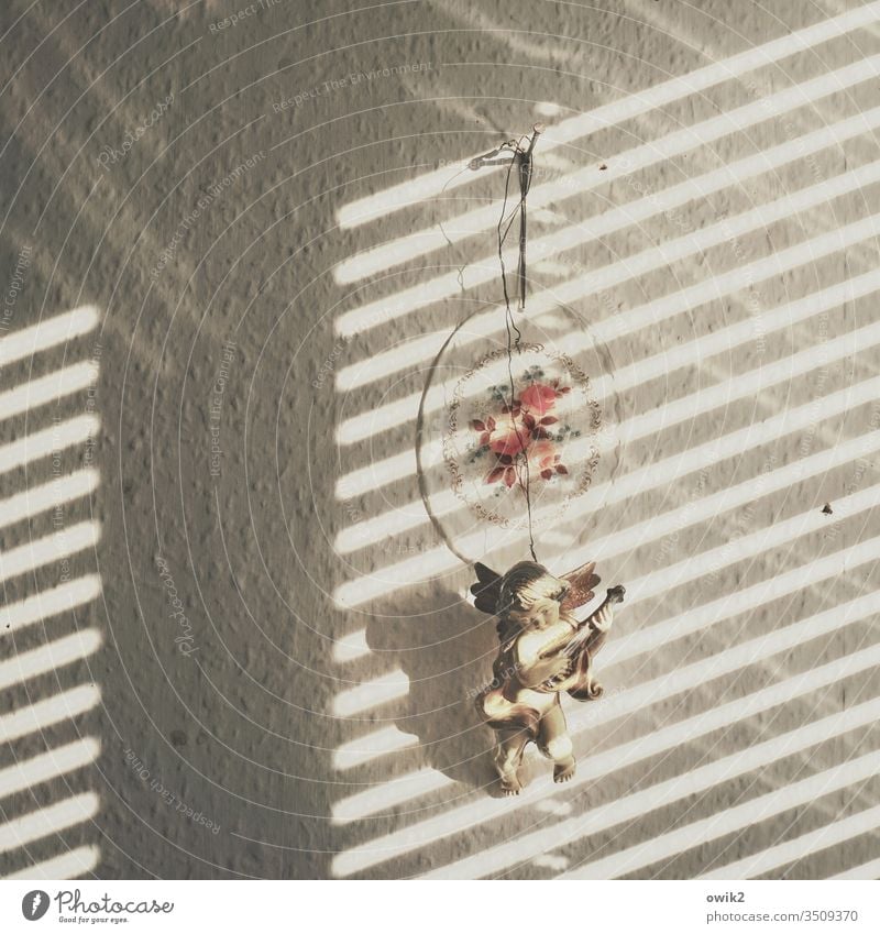 Engelwesen Wand Zimmerecke Deko Fenster Sonnenlicht Lamellen schräg Lichteinfall Menschenleer Innenaufnahme Farbfoto Schatten Raum Mauer Tag Kontrast hell klein