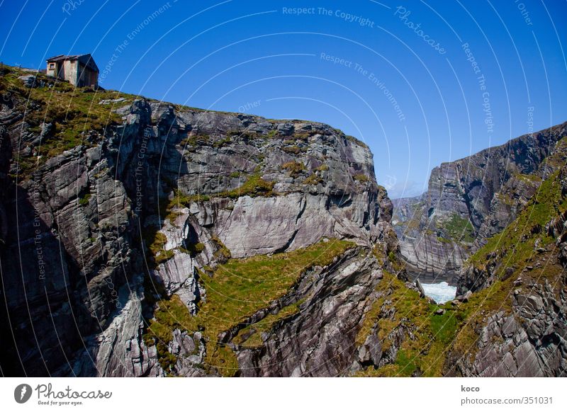 Auf Stein gebaut. Umwelt Natur Landschaft Wasser Himmel Wolkenloser Himmel Sommer Schönes Wetter Felsen Berge u. Gebirge Meer Haus Einfamilienhaus Hütte