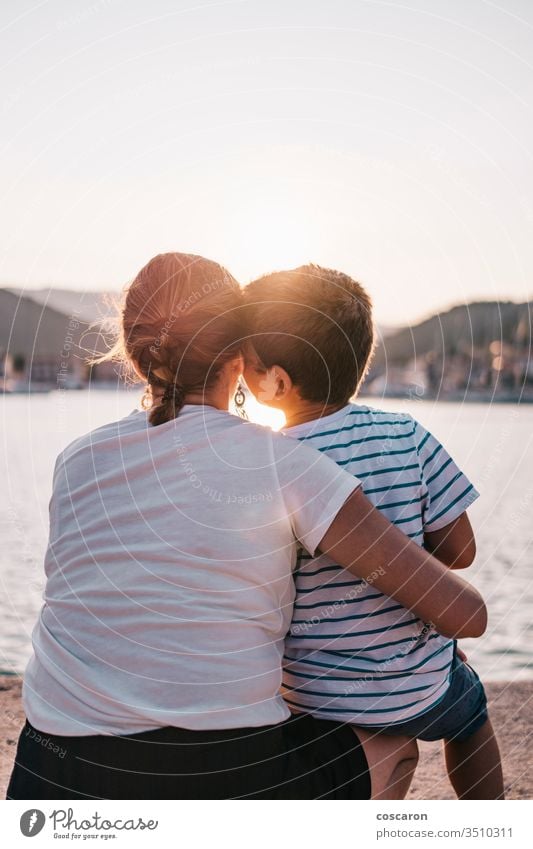 Mutter und Sohn umarmen sich bei Sonnenuntergang Rücken Strand Junge Kind Kindheit Kinder Küste Abend Familie Spaß Hände Fröhlichkeit Glück Gesundheit Feiertag