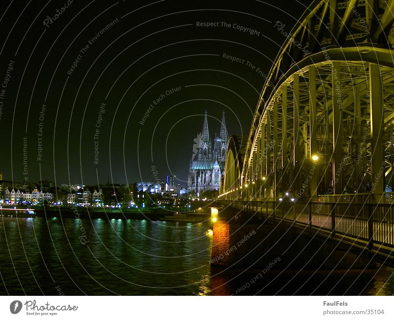 Köln bei Nacht Panorama (Aussicht) Hohenzollernbrücke Berliner Philharmonie Europa Brücke Dom Eisenbahn groß