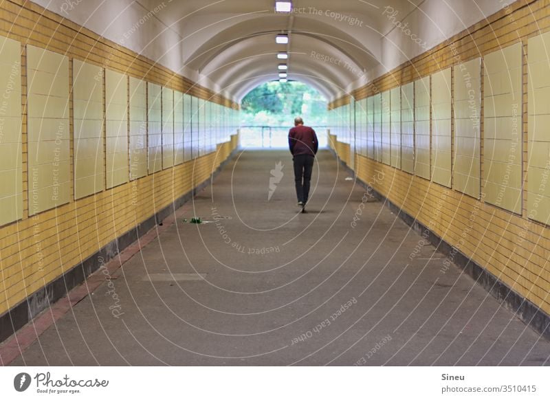 Licht am Ende des Tunnels Unterführung Durchgang Bahnhof Verkehrswege Verkehrsmittel Straßenverkehr Schienenverkehr Bewegung Roller E-Roller ElektroRoller