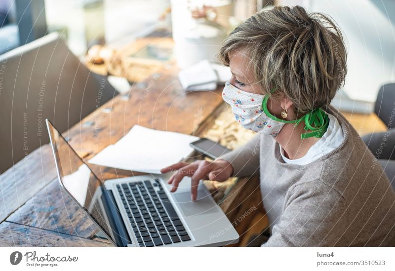 Frau mit Mundschutz arbeitet am laptop home office arbeiten zuhause Zimmer Maske Haus blond Rechner Computer Quarantäne Technologie Arbeit Erreichbarkeit