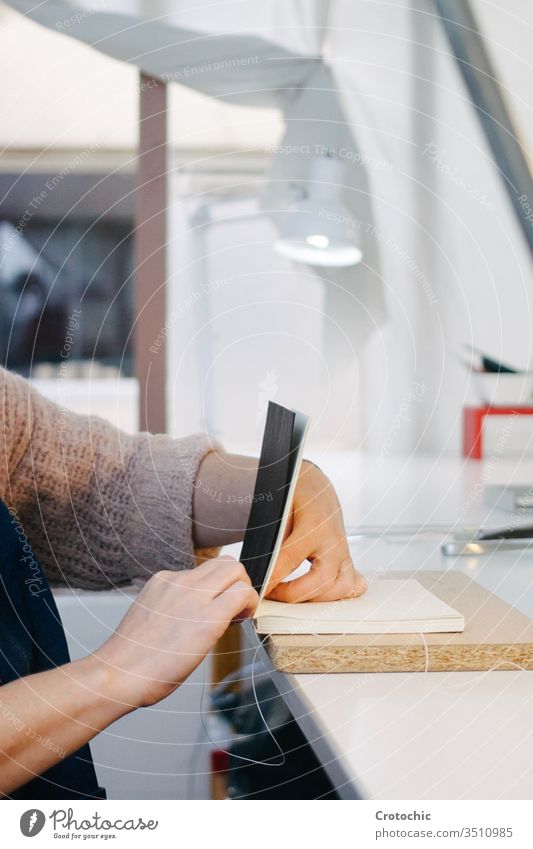 Person, die den Rücken eines Buches näht Nähen Draht Garn feststehend Hände Papier Buchbinderei drucken Bucheinband handgefertigt Gerät künstlerisch Bücher