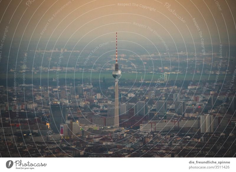 Berlin Skyline Fernsehturm Tempelhofer Feld Berliner Fernsehturm Alexanderplatz Hauptstadt Sehenswürdigkeit Wahrzeichen Turm Außenaufnahme Tourismus