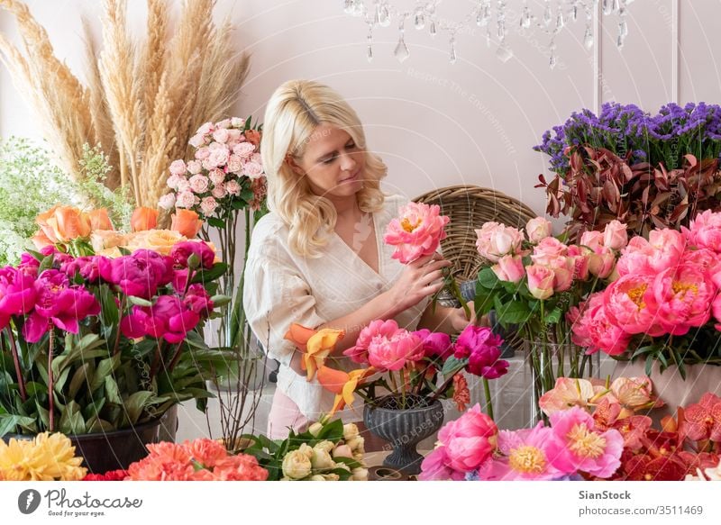 Junge Frau mit Blumen. Vintage, romantisches Konzept. Blumentopf präsentieren frisch Dekoration & Verzierung Geben natürlich Frühling Hand zeigend eingetopft