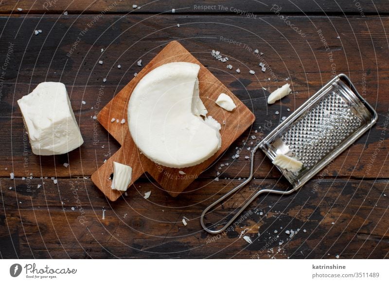 Süditalienischer Käse Cacioricotta Cacio Ricotta cacio-ricotta Lebensmittel Italienisch Molkerei hölzern dunkel Draufsicht weiß traditionell typisch