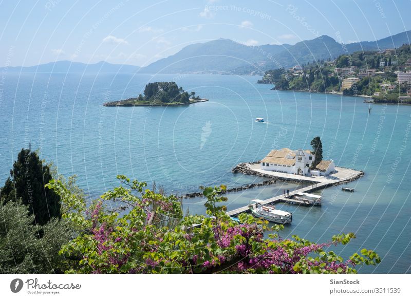 Wunderschönes Vlacherna-Kloster und Mausinsel (Pontikonisi) auf Korfu, Kerkyra, Griechenland Architektur blau Kirche Feiertag ionisch Insel kanoni kerkyra