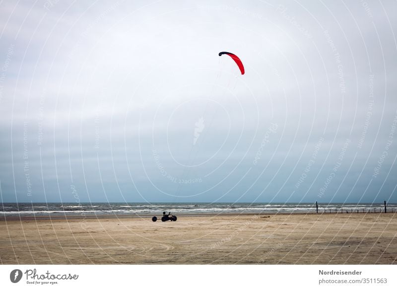 Strandsegler an der Nordsee in Dänemark Strandsegeln Segel Meer Ostsee Wasser Watt Sand Fahrzeug Regen Wind Windenergie fahren Wellen Küste Beach Cruiser