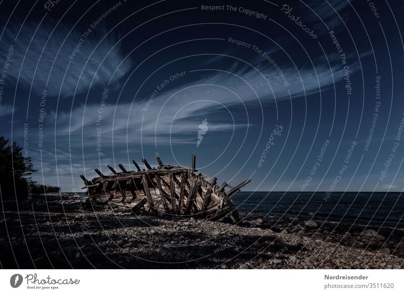 Aus dem Ruder gelaufen wrack schiffbruch nacht alt schiffswrack ostsee küste strand holzschiff planken kaputt gestrandet segler segelschiff öland schweden