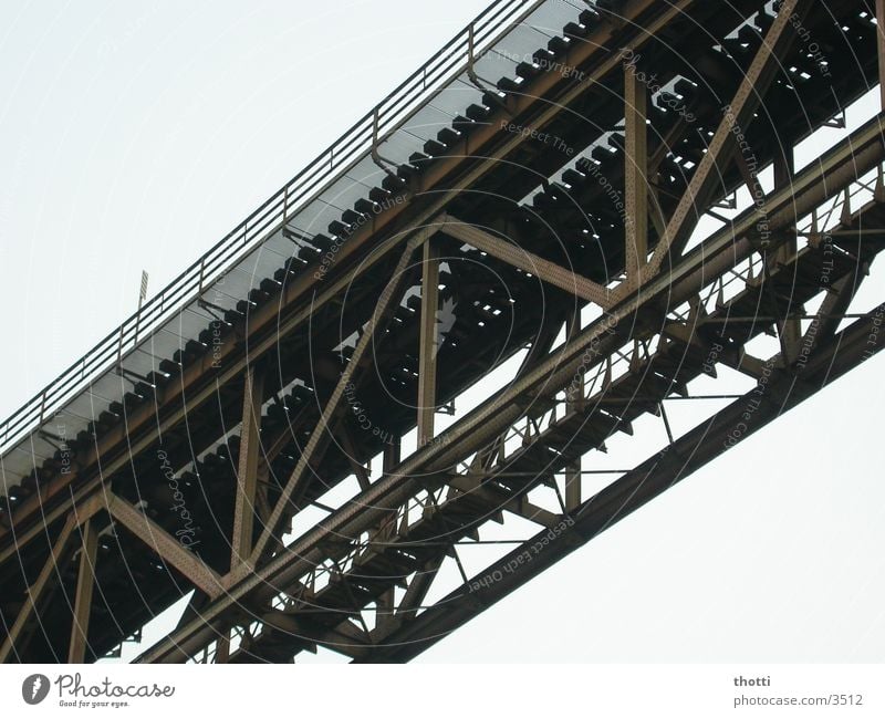 under the bridge Stahl Träger Eisen Brücke Rost Viadukt Eisenbahn Verbindung