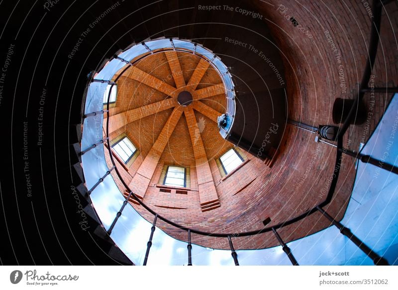 schraubenförmige Treppe mit Turm Architektur Wendeltreppe Strukturen & Formen Schatten Mittelpunkt Froschperspektive Gebäude Treppenhaus Treppengeländer