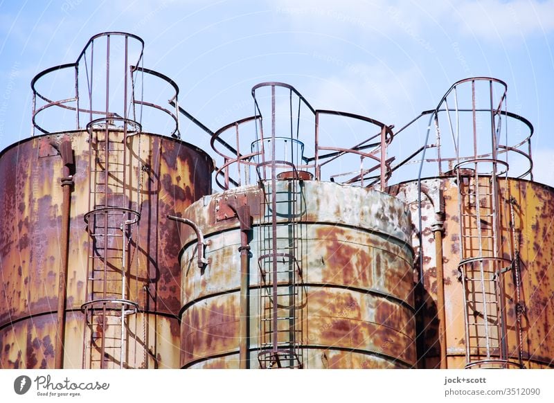 Dreiklang aus Eisen, Sauerstoff und Wasser drei Industriefotografie Himmel Hintergrund neutral Wandel & Veränderung Symmetrie Strukturen & Formen Tank Außenwand