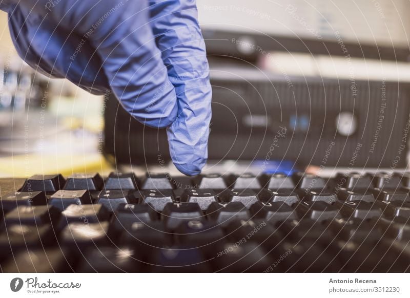 Mann mit Handschuhen beim Schreiben auf der Tastatur, Nahaufnahmen Keyboard Computer schreibend 30s Erwachsener Allergie Corona-Virus Coronavirus Mitarbeiter