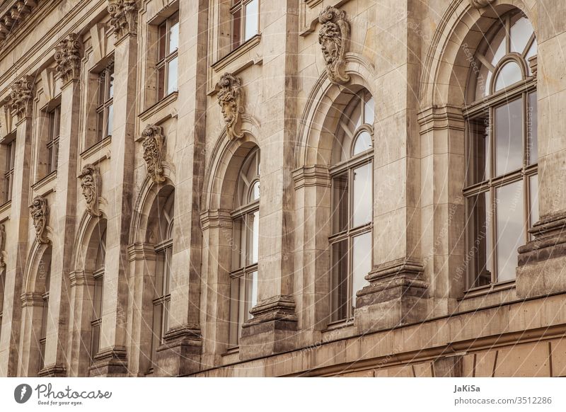 Historische Fassade eines alten Gebäudes Architektur Haus Fenster Berlin Stadt Außenaufnahme Tag Bauwerk Altstadt Altbau historisch Farbfoto Hauptstadt