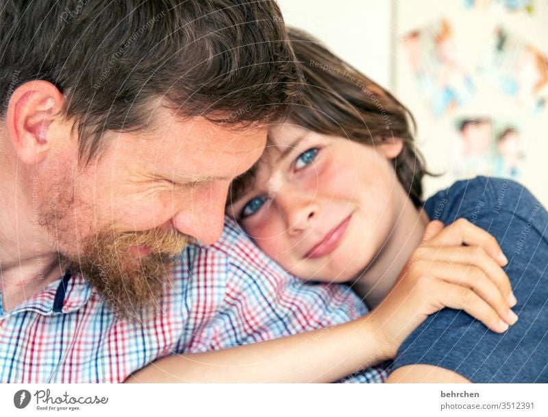 gesundheit | liebe Nähe Kuscheln Porträt Kontrast Licht Tag Detailaufnahme Nahaufnahme Innenaufnahme Farbfoto Sohn Liebe Warmherzigkeit Zusammensein