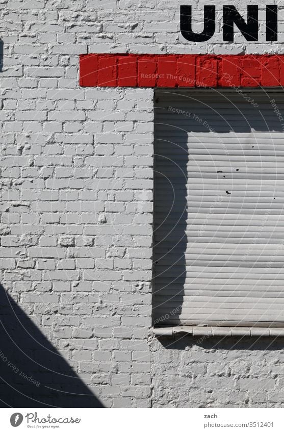 Fassade mit der Aufschrift Uni Buchstaben grau Wand Zeichen Mauer Textfreiraum unten Schriftzug Graffiti Schriftzeichen Textfreiraum oben Gebäude