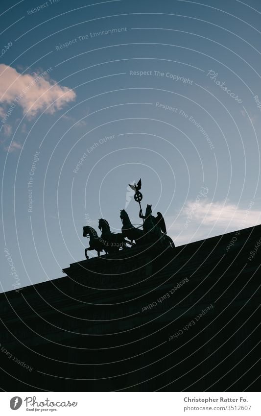 Quadriga auf dem Brandenburger Tor vor blauem Himmel Berlin Architektur Hauptstadt Deutschland Wahrzeichen Sehenswürdigkeit Denkmal Außenaufnahme Farbfoto