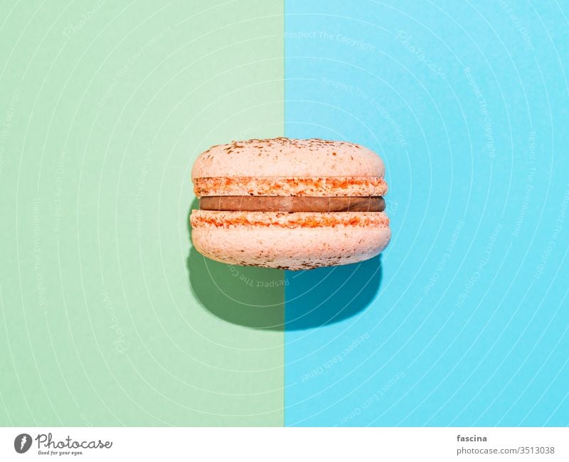 Makaron auf Blau und Grün, hartes Licht Macaron minimalistisch Duoton Makrone Hintergrund flache Verlegung Textfreiraum Rahmen Französisch Konditorei lecker süß