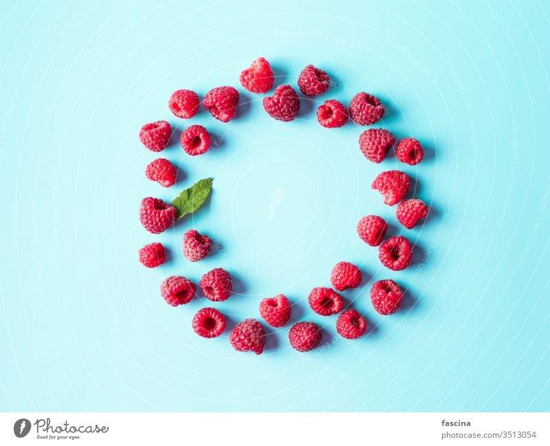 Himbeere in runder Form auf blau, Kopierfeld Himbeeren Hintergrund Textfreiraum Raum vereinzelt Top Ansicht Lebensmittel Farbe Sommer Beeren legen Diät frisch