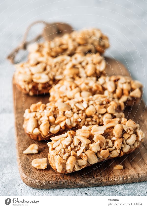 Gesunde Schokoladen-Eclairs, Kopierraum rechts eclair Glasur Erdnuss Nut Gesundheit Nahaufnahme frisch Profiterole Sortiment lecker Lebensmittel Dessert