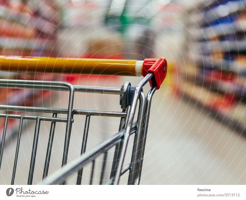 Einkaufswagen im Gang des Supermarkts, Kopierraum Handwagen Lebensmittelgeschäft Werkstatt Karre Laden Markt Einzelhandel Regal Kunde Einkaufsmarkt Verbraucher