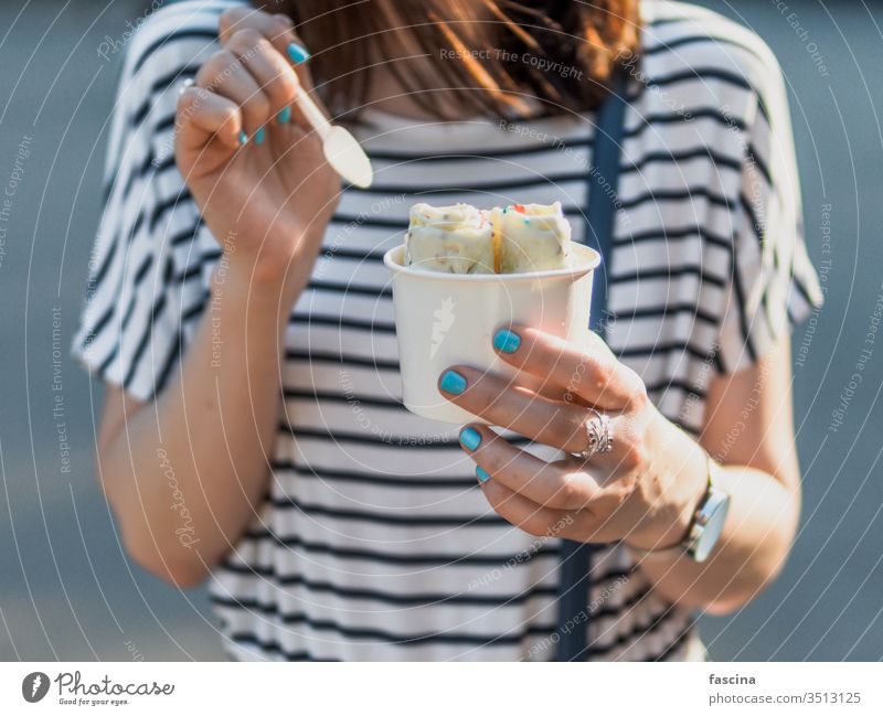 In der Hand gehaltenes gerolltes Eis in Tütenbecher rollen Eiscreme eisbedeckt Speiseeis Sahne Tasse Zapfen Frau gebacken Frucht braten Kopie Raum Textfreiraum