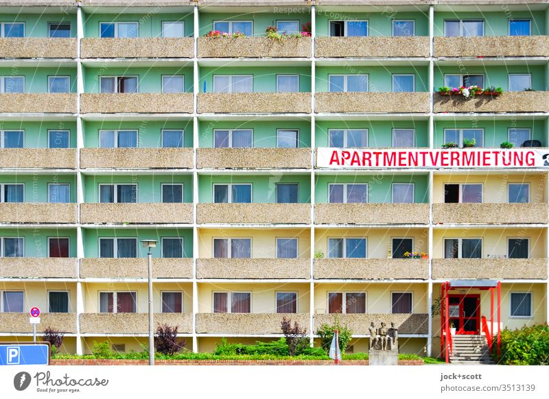 Platte Apartmentvermietung Symmetrie Architektur Fassade Plattenbau Strukturen & Formen Balkon Stil Farbgestaltung Wort Großbuchstaben Statue Parkplatz