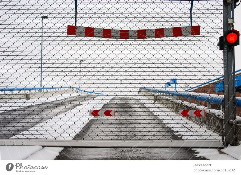 geschlossenes Parkhaus im Schnee Winter Winterstimmung Frost kalt Gatter rote ampel Einfahrt Fahrspur Reflektor Dämmerung Strukturen & Formen Rampe Regel