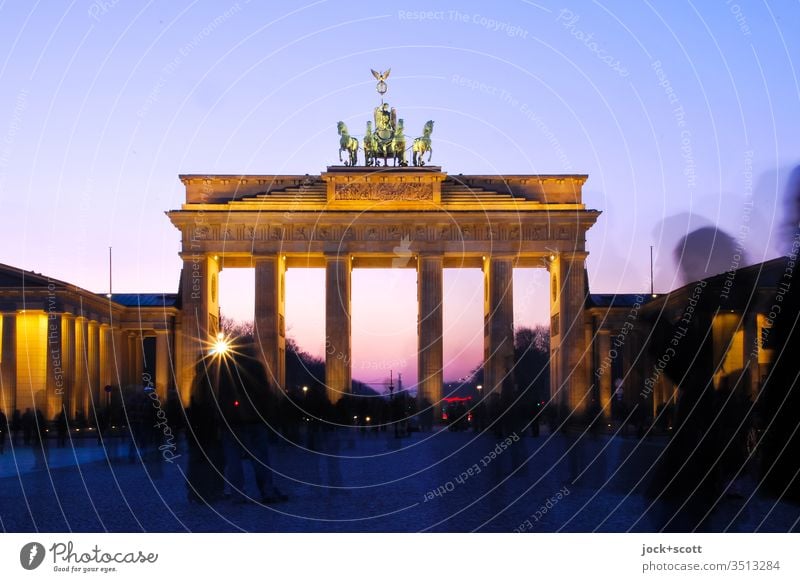 Abendstimmung am großen Tor mit Kutsche Sehenswürdigkeit Wahrzeichen Brandenburger Tor Sightseeing Weltkulturerbe Frühklassik Langzeitbelichtung Silhouette