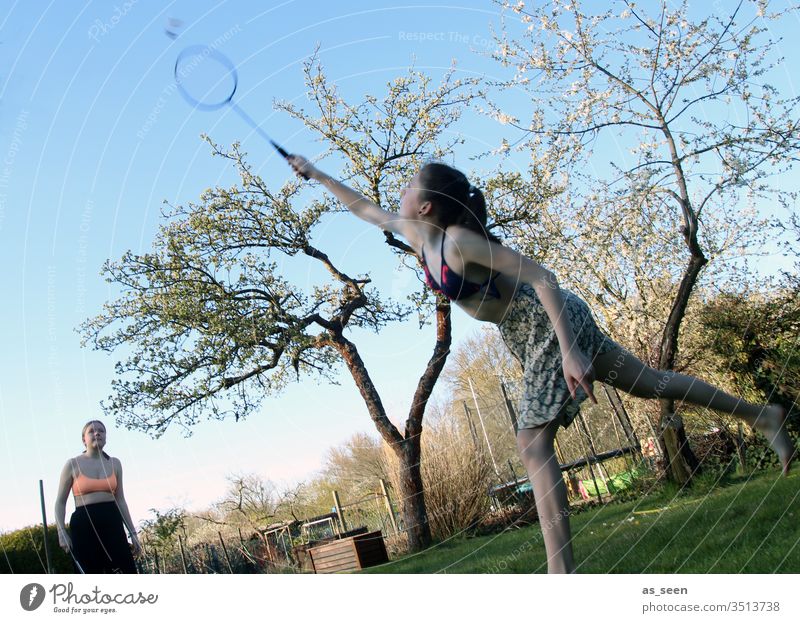 Federball im Garten Spielen Freizeit & Hobby Badminton Ballsport Fitness Farbfoto Außenaufnahme Sport Freude Sommer Tag weiß Licht Sport-Training Schläger Baum