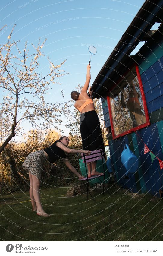 Wenn der Federball auf´s Dach geflogen ist ... Federballschläger Badminton Spielen Freizeit & Hobby Farbfoto Außenaufnahme Licht Garten Gartenhaus Baum