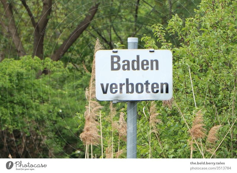 Schild Baden verboten Schilder & Markierungen Hinweisschild Warnschild Verbote Verbotsschild Zentralperspektive Schriftzeichen Außenaufnahme Menschenleer