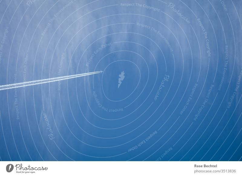 Flugzeug  mit Wolken Himmel blau Blauer Himmel Luftverkehr fliegen Kondensstreifen Ferien & Urlaub & Reisen Ferne Tourismus Passagierflugzeug Außenaufnahme