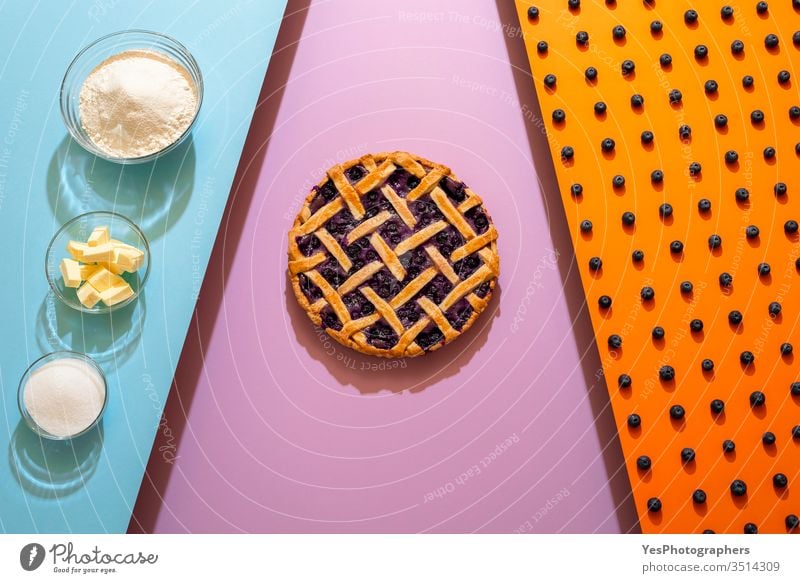 Blaubeerkuchen und Zutaten. Herstellung von Blaubeerkuchen mit Gitterkruste Amerikaner Bäckerei backen Beeren Heidelbeeren blau Blaubeeren Blaubeer-Torte Butter