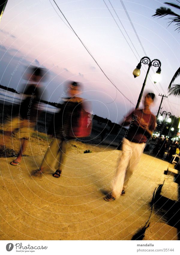 Kovalam Beach III Strand Promenade Dämmerung Bewegungsunschärfe Kind Junge gehen Laterne Indien Los Angeles Abend Unschärfe entgegenkommen