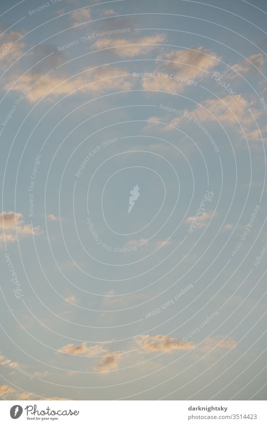 Stimmungsvoller und leicht mit Wolken bedeckter Himmel am Abend. Dämmerung Licht blau gelb Glück Regen Unwetter Klimawandel Wetter nur Himmel Umwelt