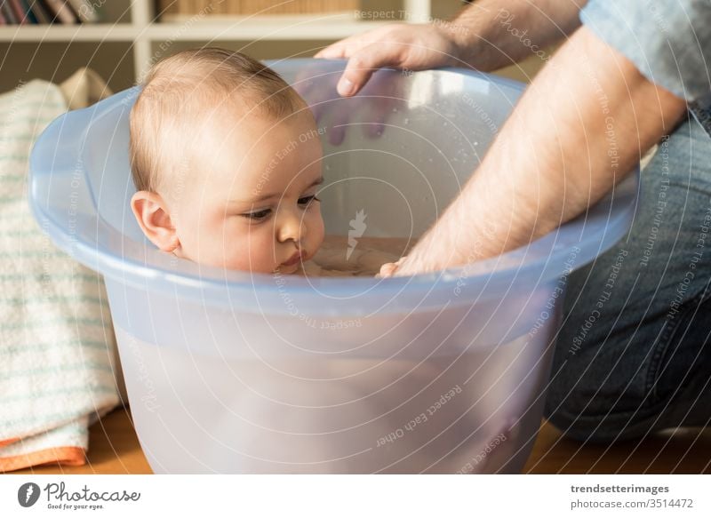 Vater badet sein kleines Baby Bad Kind Baden Papa Wasser Junge Familie Glück niedlich wenig weiß neugeboren Kindheit Kaukasier jung Pflege Mädchen schön