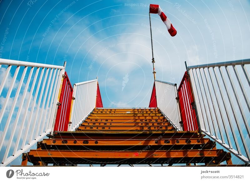 Treppe zum Himmel an einem windstillen Tag Geländer himmelwärts aufwärts Schatten Windsack Niveau Plattform Wolken Windstärke Windrichtung Windmesser Luft