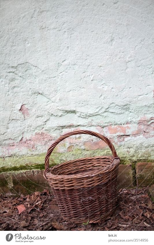 Alter Korb, vor alter Mauer Behälter u. Gefäße Garten Wand retro Nostalgie Herbst herbstlich Ernte leer braun