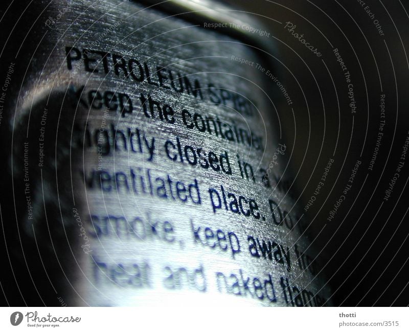 Petroleum Typographie Makroaufnahme Nahaufnahme silber Schriftzeichen Feuerzeugbenzin