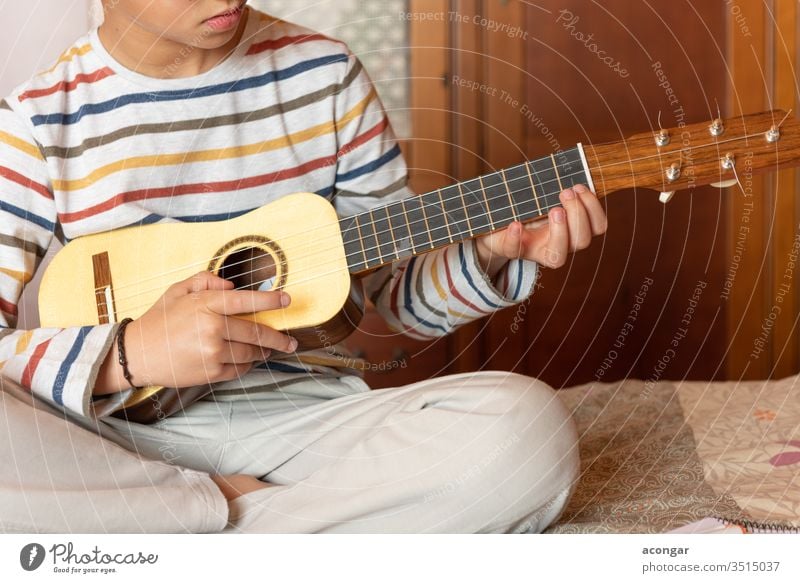 Frontansicht eines kleinen Jungen, der zu Hause Pauke spielt. Kind Bett Kaukasier Kindheit Klasse Computer Konzentration Coronavirus kreativ entwickeln