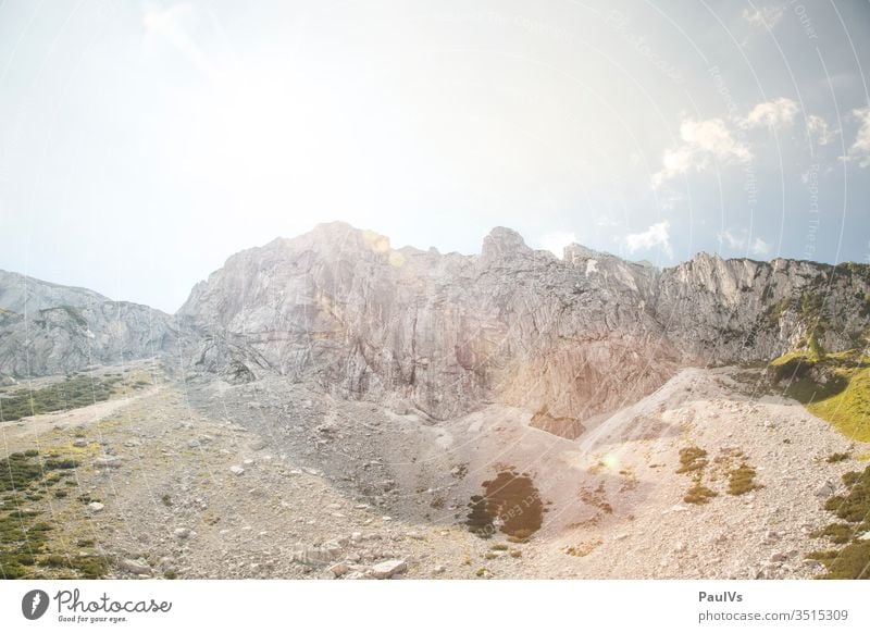 Gebirgskamm, Berg in Österreich im Gegenlicht. Alpines Gelände. Berg. Sommer. Alpen. Nationalpark Kalkalpen. Oberösterreich. Gebirgskamm zum hohen Nock. Österreich. Sommer in den Bergen.