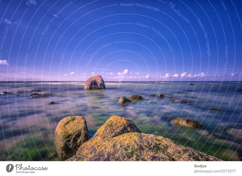 Felsen im Wasser, Ostsee, Wolken am blauen Himmel Stein Strand Meer Frühling Sommer Sommerfeeling Natur Landschaft Urlaub Ferien Freizeit Mecklenburg-Vorpommern