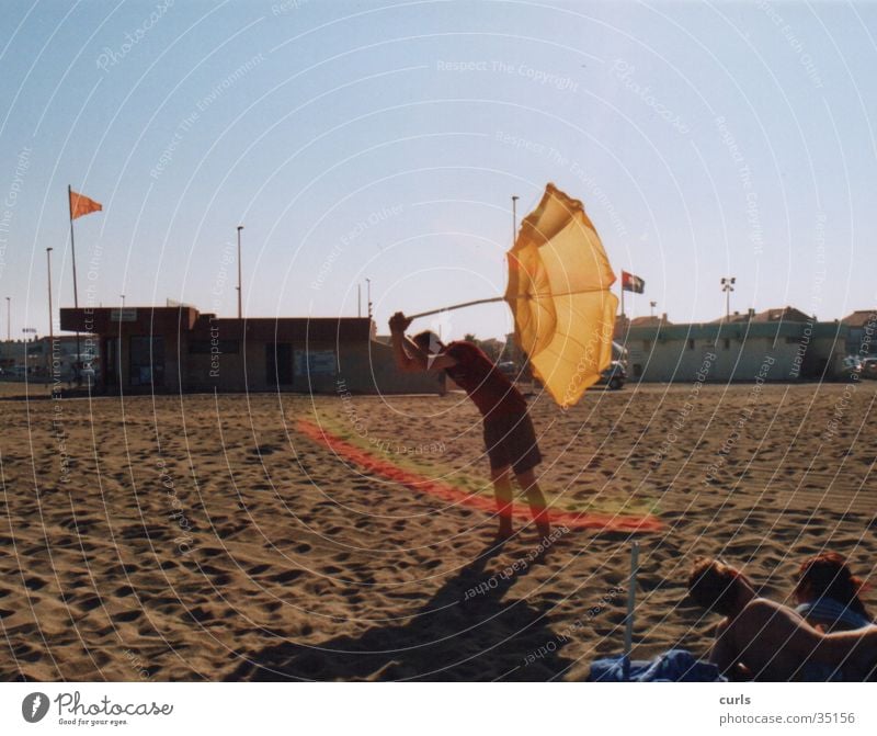 Lichtschwert Sommer Strand Sonnenschirm Regenbogen Mann Mensch Sand