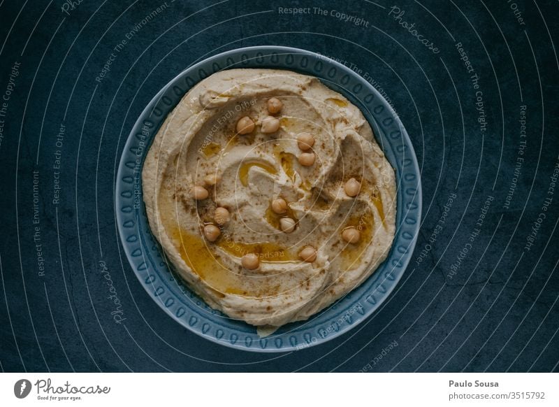 Nahaufnahme eines Hummus-Gerichts Kichererbsen mediterran Mediterrane Küche Olivenöl Gesundheit Ernährung Lebensmittel Diät Gesunde Ernährung Foodfotografie Dip