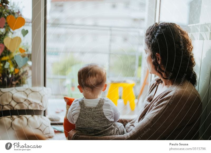 Mutter und Sohn schauen durchs Fenster Rückansicht Mutter mit Kind Mutterschaft Erwachsene Kindheit Familie & Verwandtschaft 25-29 Jahre alt 30-45 Jahre