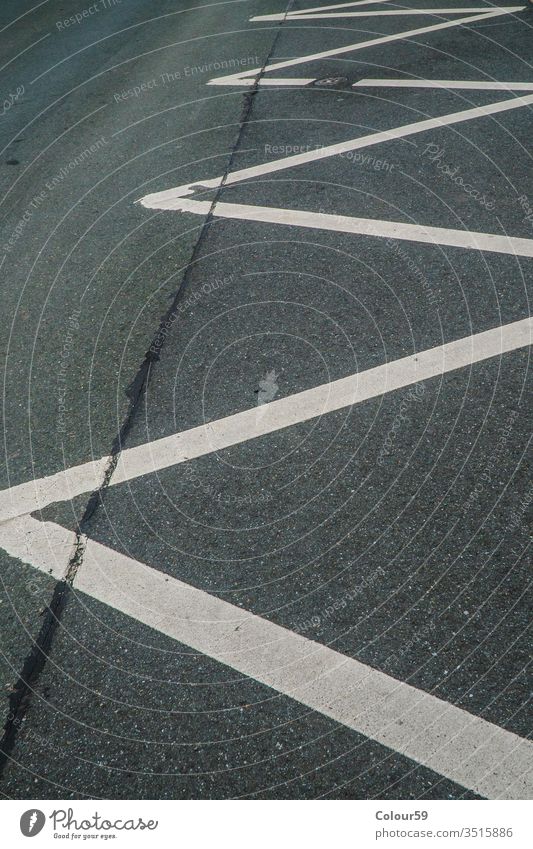 Keine Parklinien Markierung Asphalt kein Parken Linien Verbot Straße Weg verboten Boden Allee Detailaufnahme Zickzack diagonal Markierungen im Freien Zeichen