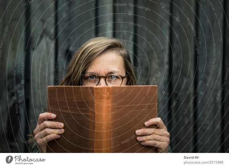 Mensch junge Frau mit Brille liest ein Buch lesen Nostalgie nostalgisch Spannung Roman Brillenträger Junge Frau studentin Bildung lernen Literatur Wissen