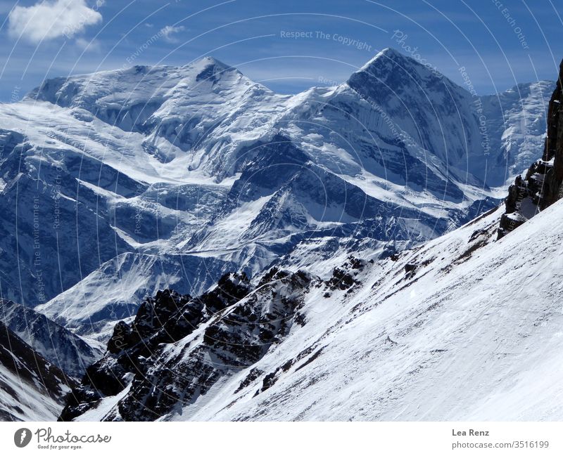 Trekking auf der Annapurna-Rennstrecke im Winter, Genießen der herrlichen Aussicht auf die Berge und den erstaunlichen Sonnenschein im Himalaya. Schnee